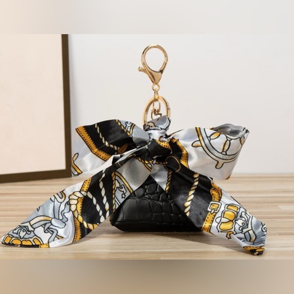 Elegant Black Croc-Embossed Keychain Pouch with Scarf - Picture 3 of 6